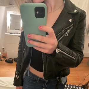 Skinnjacka - Fräsch skinnjacka från zara (inte äkta skinn såklart), använt mycket men fint skick utom att saken man hänger upp med halvt lossnat som ni kan se på bilden! Köparen står för frakt, skriv för fler bilder❣️