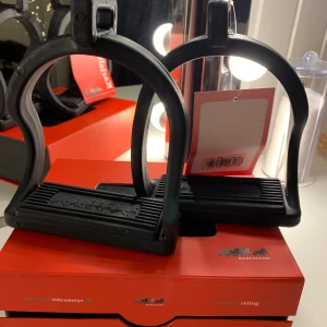 Stigbyglar - Jätte fina stigbyglar från Karlslund, helt  oanvända! Ny pris: 649 kr och mitt pris: 500 kr. Köparen står för frakten🥰 pris kan diskuteras 