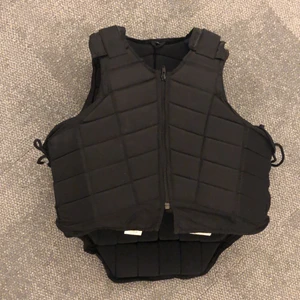 Svart Ridväst  - Jag säljer en Svart ridväst i strl S ( vuxen strl ) 