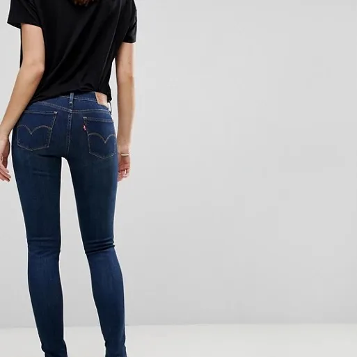 Svin snygga levis jeans i en mörkare blå som är helt nya, sitter som 32-34, original pris 1200kr men säljer för 400kr + frakt . Jeans & Byxor.