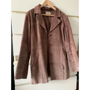 Mocka kavaj  - Världens finaste bruna mocka kavajen 🤎 Kan användas som jacka eller kavaj👌🏾 Säljer pga platsbrist. Liten skavank i fodret inuti kan skicka bild vid intresse. Annars mycket gott skick ✨