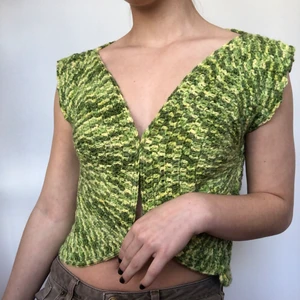 Kofta - Stickad grön väst/kofta. Så fin färg! Skriv privat vid intresse. Köpare betalar frakt 