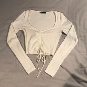Topp - Långärmad topp från Zara. Storleken är S, men det är liten i storlek. Skulle säga att den passar för XS. Skriv privat vid intresse och frågor. Köpare står för frakt!