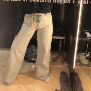 Jeans  - Säljer jättefina ljusa jeans från Zara. De är i jätte fint skick. Storlek 38! 250 kr💓