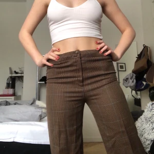 Bruna kostymbyxor! - Ett par bruna lite mönstrade kostymbyxor med ljusblå streck, köpta på secondhand i bra skick! Långa i benen på mig som är 173! Hör av er vid intresse