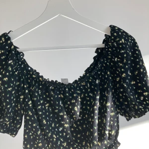 Blomming top från hm💕 - Fin somrig top storlek M men passar som S oxå💕 använt 1 gång. Säljer pgd att den inte kommer till användning💕 köparen står för frakt