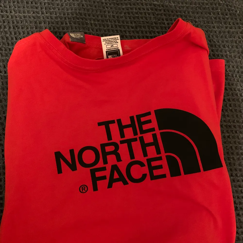 Säljer denna fina tröja från the north face, som jag köpte för ett tag sen på stadium men som aldrig kommit till användning. Köpte den för runt 300-400kr och den är i men-size (skriv ifall ni vill ha fler bilder!!) gratis frakt!. Tröjor & Koftor.