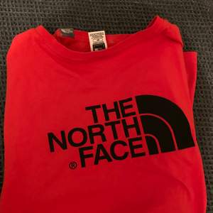 Säljer denna fina tröja från the north face, som jag köpte för ett tag sen på stadium men som aldrig kommit till användning. Köpte den för runt 300-400kr och den är i men-size (skriv ifall ni vill ha fler bilder!!) gratis frakt!