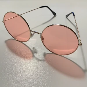 Solglasögon  - 🌸 Runda solglasögon 🌸 använda en gång för att ta en bild! Köpta i Miami, fint skick och 14,8 cm långa samt 6 cm i diameter på glaset. Sista bilden är inspo för hur snygga de skulle kunna bli med lite styling 🌟 