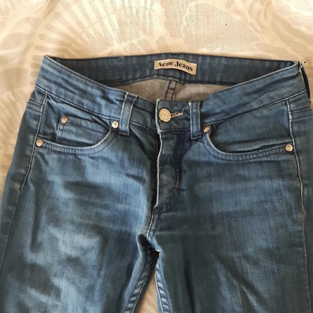 Jättesnygga vintage acne jeans från början av 2000- talet! Saknar defekter helt och hållet! Frakt ingår i priset♡. Jeans & Byxor.