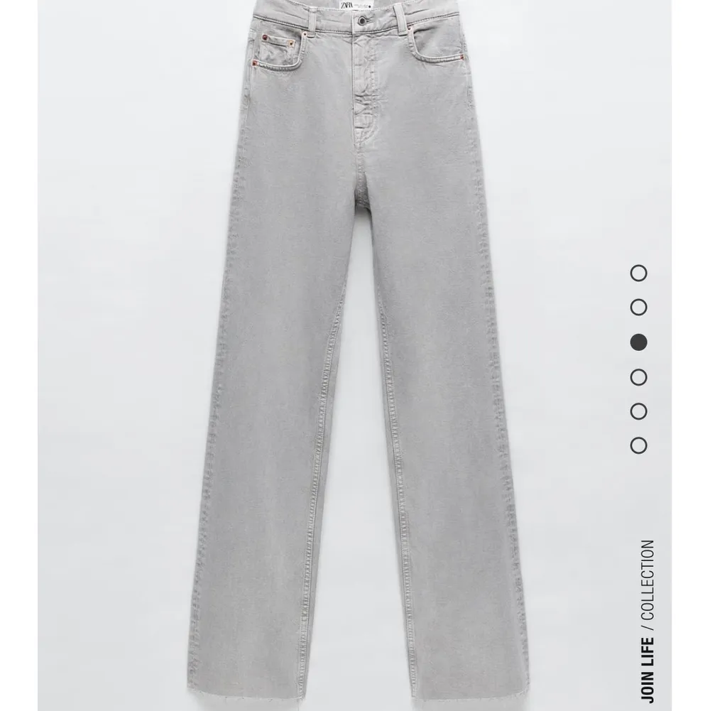 Slutsålda jeans från zara storlek 44💗 aldrig använda och lappen sitter kvar. Jeans & Byxor.