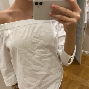 Off shoulder Vit Blus - Vitblus, inte strukten. Användbar och basic #Zara #Maxmara #finklädd #blus #vitskjorta #elegant