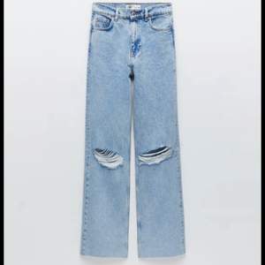 Säljer ett par slutsålda jeans från Zara. Köpa på secondhand men de var för stora, så säljer för 200 kr inklusive frakt (nypris 399 kr). Färgen på första bilden är mest lik hur de ser ut i verkligheten än mina bilder (bild 2-3). Skriv vid intresse eller frågor 🦋
