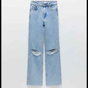 Zara jeans - Säljer ett par slutsålda jeans från Zara. Köpa på secondhand men de var för stora, så säljer för 200 kr inklusive frakt (nypris 399 kr). Färgen på första bilden är mest lik hur de ser ut i verkligheten än mina bilder (bild 2-3). Skriv vid intresse eller frågor 🦋