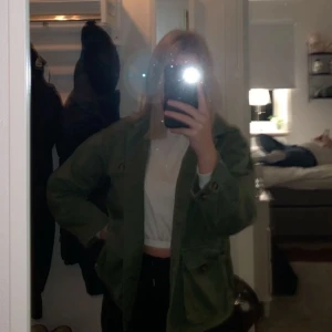 Grön jacka - Säljer denna supersnygga och bekväma jacka från stradivarius 