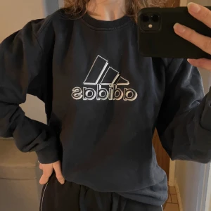 Adidas college tröja!! - Dösnygg mörkblå, trendig sweatshirt från Adidas! Superfint skick, jag har använt den typ 2 ggr💕🦋  budgivning avslutad på 500 kr