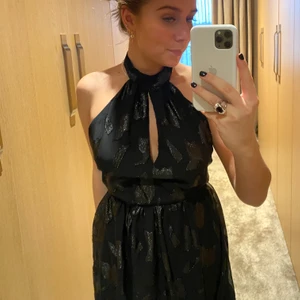 Svart halterneck klänning - Jätte snygg klänning i svart med glitter detaljer och öppen rygg! Köpt på H&M premium quality för ungefär 2 år sedan, använd 2 gånger!! Säljer för 250kr om jag inte får något bättre bud!💓💓