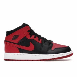 Jordan 1 Mid Banned - Säljer dessa jordans. Helt oanvända. Strl: 36.5 - 40