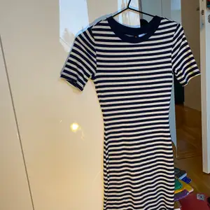 T-shirtsklänning i ribbat material från H&M. Mörkblå & Vit. Lite noppig, men märks knappt (se sista bilden). Köpare betalar frakt!