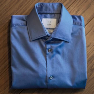 Vintage blå skjorta - bläck - Sparsamt använd, väl omhändertagen skjorta secondhand. Easy iron, tailored fit.