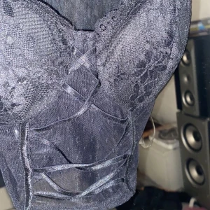Korsett ish topp - As snygg korsett topp ish. Den är i bra skick köpt från depop!🦋🦋