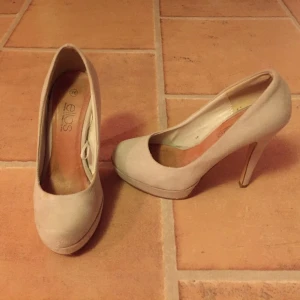  - Klackskor från Ellos. Använda ett fåtal ggr. Kan mötas upp i Lkpg annars står köparen för frakten.