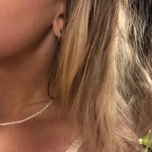 Halsband  - Super fint vitt halsband med vita pärlor !💓 15kr kostar den  och frakten på 15kr💓💓 Kom privat för fler bilder eller mer info