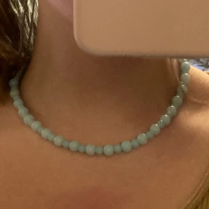 Halsband! - Superfint ljusblått halsband 43 cm. Passar bra till sommar☀️ Frakten är 12kr. Kontakta mig om du vill ha mer info💞