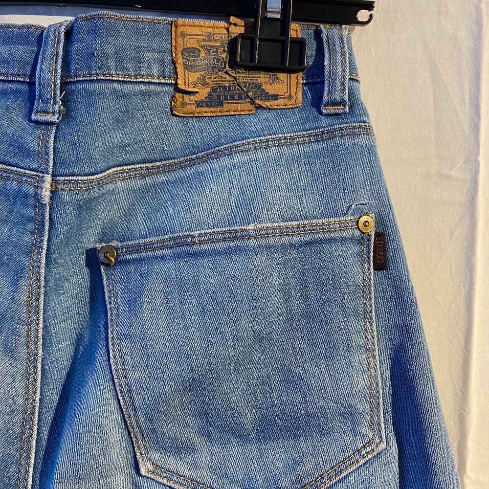 Jeans från crocker i slim modell men de är något vidare nertill. Väl använda men fortfarande i bra skick förutom lappen på baksidan som spruckit (bild 1). Jeans & Byxor.