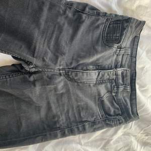 Säljer ett par gråa skinny jeans från Monki. Jätte stretchiga och sköna men använder inte skinny jeans längre. Storlek S men passar nog XS med❤️