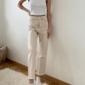 Zara jeans stl 34 - Supersnygga Zara jeans i stl 34. Garderobsrensning så kolla gärna in mina andra annonser🐻🤎☁️⚡️