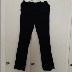 Svarta Kostymbyxor med slits på sidorna  - Säljer mina svarta kostymbyxor. Dem är väldigt fina tyvärr har jag gått upp i vikt :(
