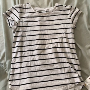 basic svart vit randig t-shirt - enkel t-shirt, sitter bra och är bekväm!