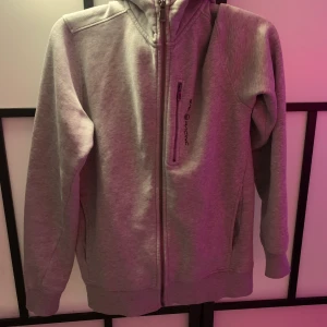 Sail racing - En fin grå sail racing hoodie som köppptes för 1300, Den passar till många stilar, och är väldigt varm , har haft denna i ett halvår men har knappt använt den, det är storlek M och har en väldigt bra passform, den är i bra skick och är inte sönder eller har några fläckar . 
