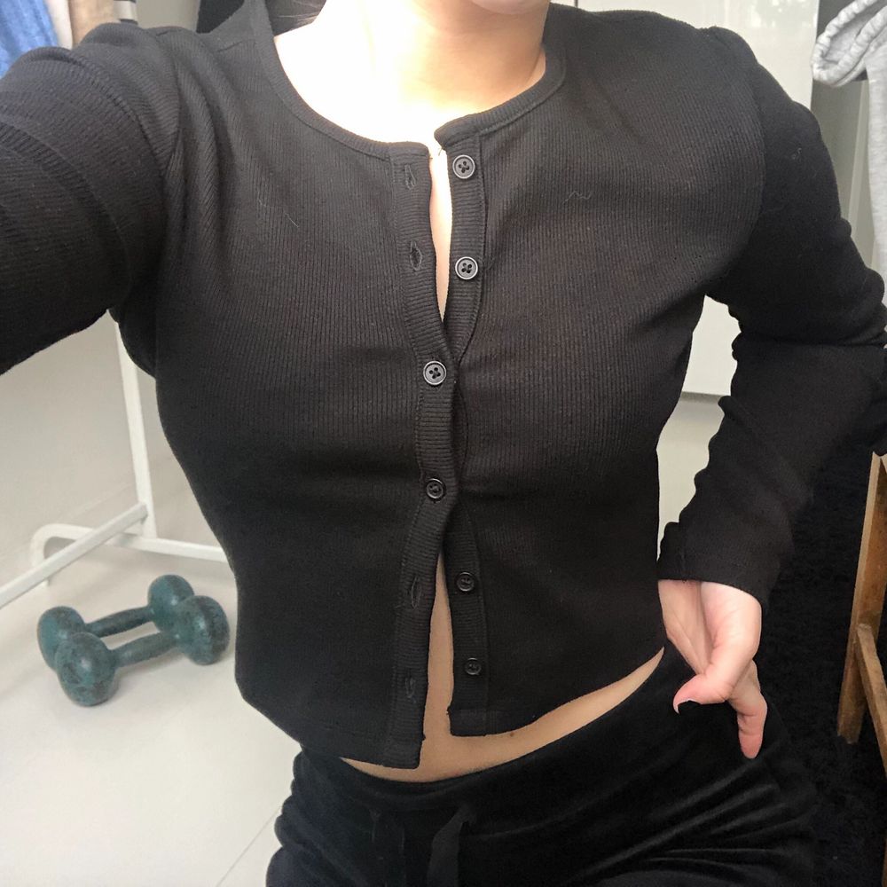 Säljer en jättefin svart kofta i storlek M från Zara. Eftersom koftan är för liten för mig har den aldrig kommit till användning, men jättefin och man kan knäppa den olika beroende på hur man vill att den ska se ut 💕 (Frakt tillkommer) . Tröjor & Koftor.