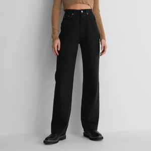 Raka, långa svarta jeans från NAKD - Älskar älskar älskar dessa!!! Men tyvärr är de för stora för mig, (är en 36) och därför säljer jag dem. Bara använda 1-2 gånger. Köpte för 499kr, så säljer för halva priset! 