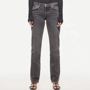 lågmidiade zara jeans  - säljer mina lågmidiade jeans från zara, köpt här på plick men passade tyvär inte mig :/  det är lånade bilder !! ‼️högsta bud är 270‼️