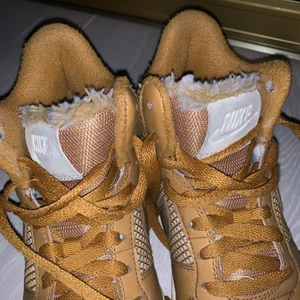 Nike skor  - använda men det ut som på bilden, är varma skulle säga vinterskor/höst skor, storleken är 37-38,  nypris 900kr, buda eller hör av er privat🥰