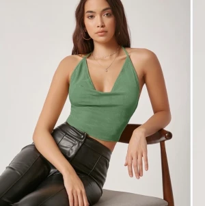 Grön topp - Söt grön topp med öppen rygg. Justerbar så passar ganska många storlekar. Köpare står för frakt!