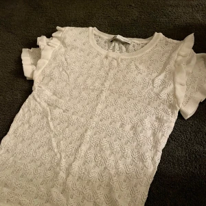 Topp i spets - Vit topp i spets från Zara. Storlek M men passar också verkligen XS/S