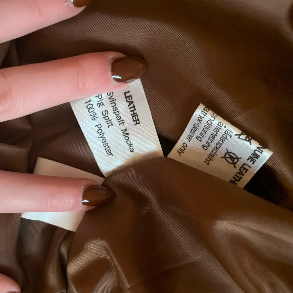 Säljer denna ascoola bruna jacka i storlek Small (men passar oversized)! Den är i äkta läder, därav priset. Den är köpt second hand❤️✨ Budgivning om många är intresserade💓. Jackor.