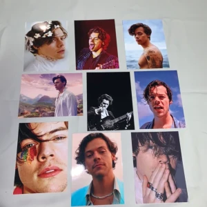 Harry styles - Trendiga foton på Harry Styles ✨ Fotona är styva, glansiga och 11x15 cm stora.  10kr st🧚🏻‍♀️ köparen står för frakten