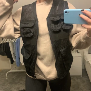 Väst  - Sjukt ball och trendig väst, såkallad ”militärväst”. Sommarens hetaste plagg att styla hur man vill. Öppenrygg som kan spännas hur man vill nere i svanken. Storlek S men eftersom den är justerbar passar den större och mindre! 200kr