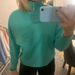North face sweatshirt  - Svinsnygg sweatshirt från The North Face med half zip. Tröjan är lite oversized under armarna (se bild) Aldrig använd sedan köp, nypris 500kr+ säljer för 200+ frakt. North face text finns på vänsterarm och vid skuldran på ryggen. Skriv för fler bilder 🥰