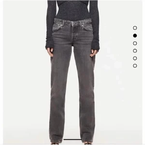 Zarajeans - Säljer dessa superpopulära jeansen från zara! Låg lågmidjade ⭐️ helt slutsålda! Helt nya med lappar kvar 