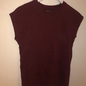 Röd T-shirt  - Vinröd T-shirt med korta ärmar så tröjan blir rätt rak liksom. Tröjan är bara använd en gång då den inte är min stil