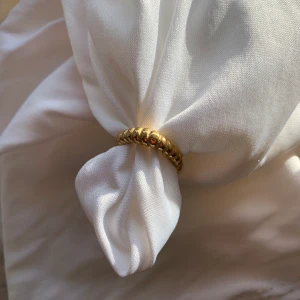 Ring - Jättefin ring i guld. Finns i storlekarna 6, 7, 8. Glöm inte att 10% av vinsten går oavkortat till organisationen kvinna till kvinna.