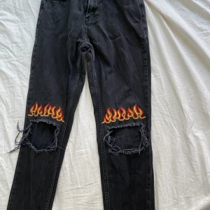 NA-KD byxor med eldsflammor över hålen - NA-KD byxor med eldsflammor över hålen