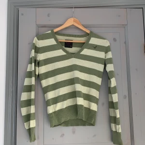 Randig v-ringad tröja  - Svinsnygg v-ringad tröja som tyvärr blivit för liten för mig. Möts i Uppsala/Stockholm eller fraktar!