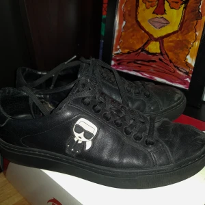 shoes - Karl Lagerfeld skor, oklart om de är äkta eller ej, köpta på en kryssning x antal år sedan. Ganska slitna men är fortfarande i bra skick. Kommer torkas av osv. innan de skickas. Frakt tillkommer 💫